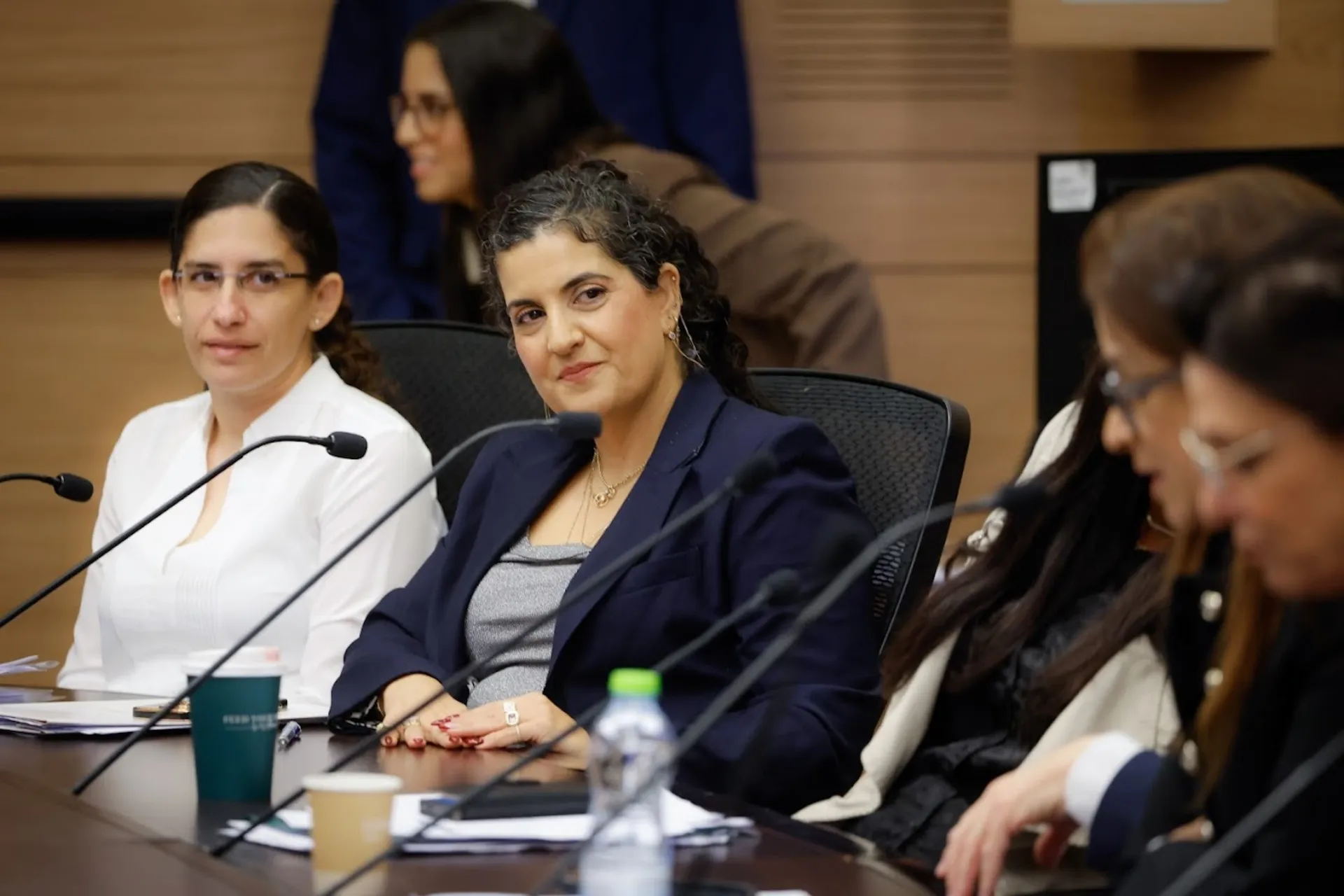 היועצת המשפטית של הכנסת שגית אפיק ולצדה יועמ"שית ועדת הכספים שלומית ארליך. צילום: נועם מושקוביץ', דוברות הכנסת