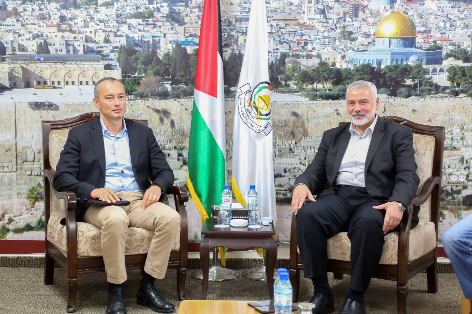 מלאדנוב בפגישה בעזה עם ראש חמאס בעבר הנייה, יוני 2019. צילום: רויטרס