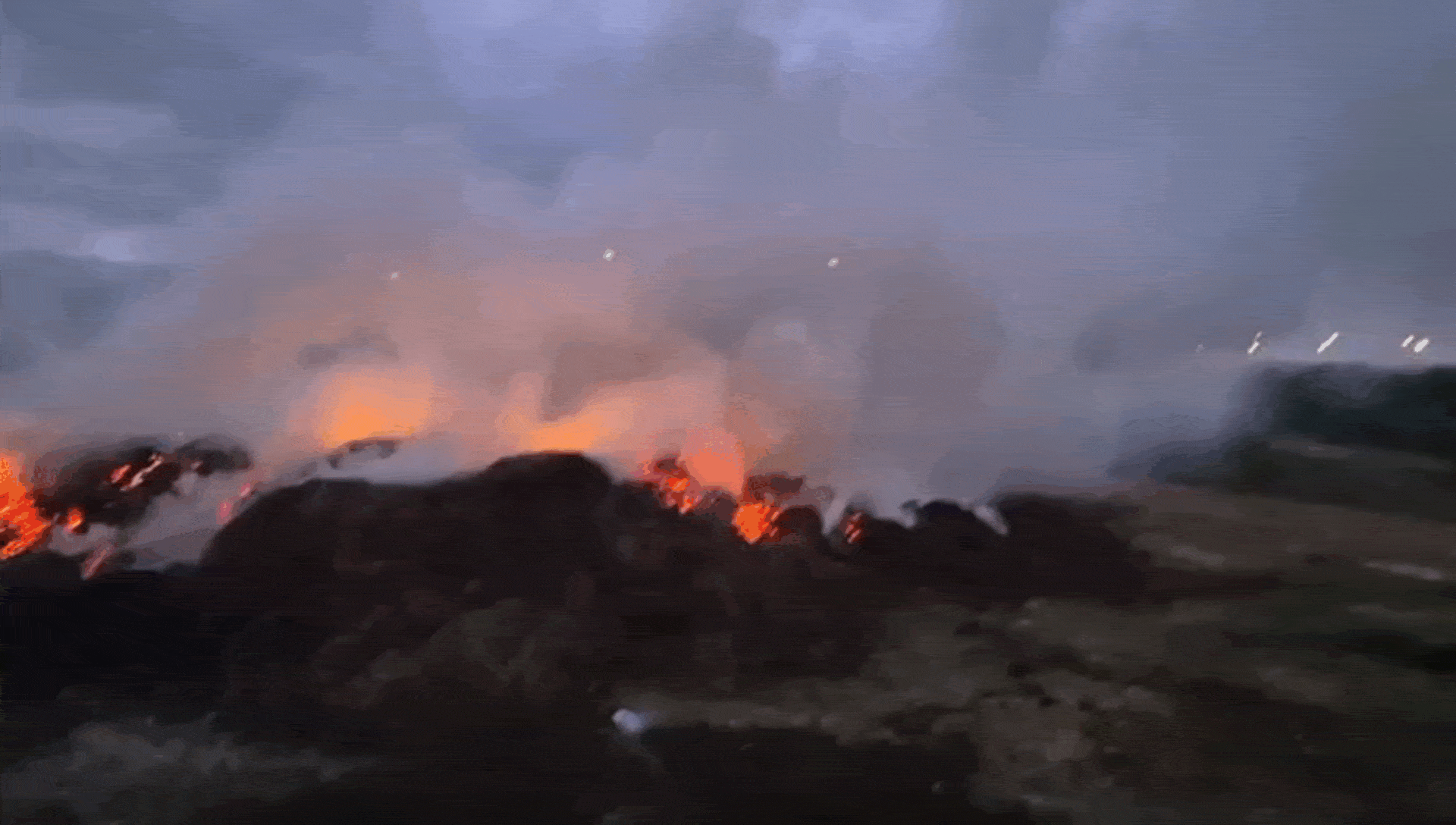 שריפת פסולת סמוך למושב מאור. צילום: עידן אורי