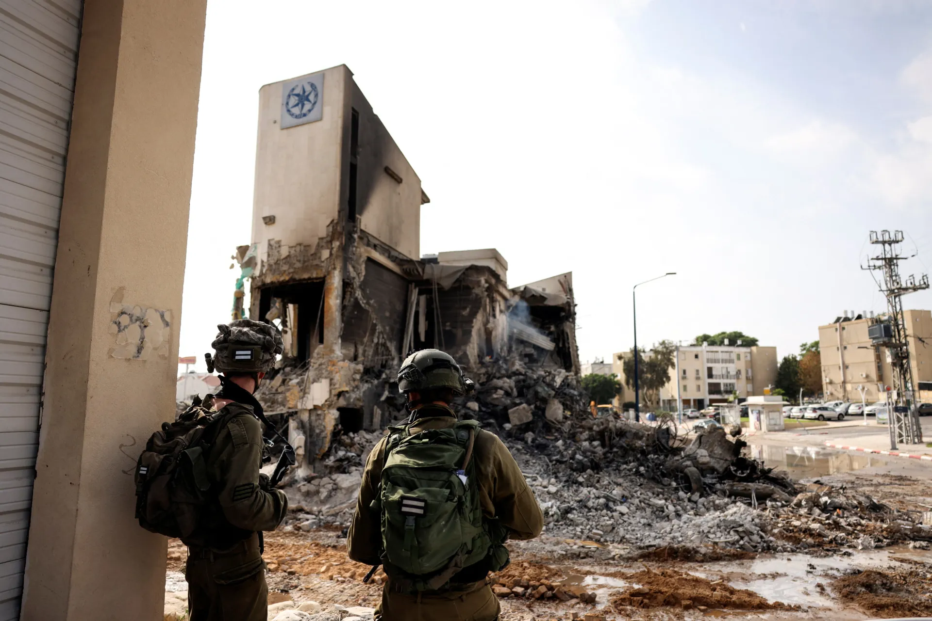 לוחמים מחוץ לתחנת משטרת שדרות ההרוסה ב-8 באוקטובר 2023. צילום: רויטרס