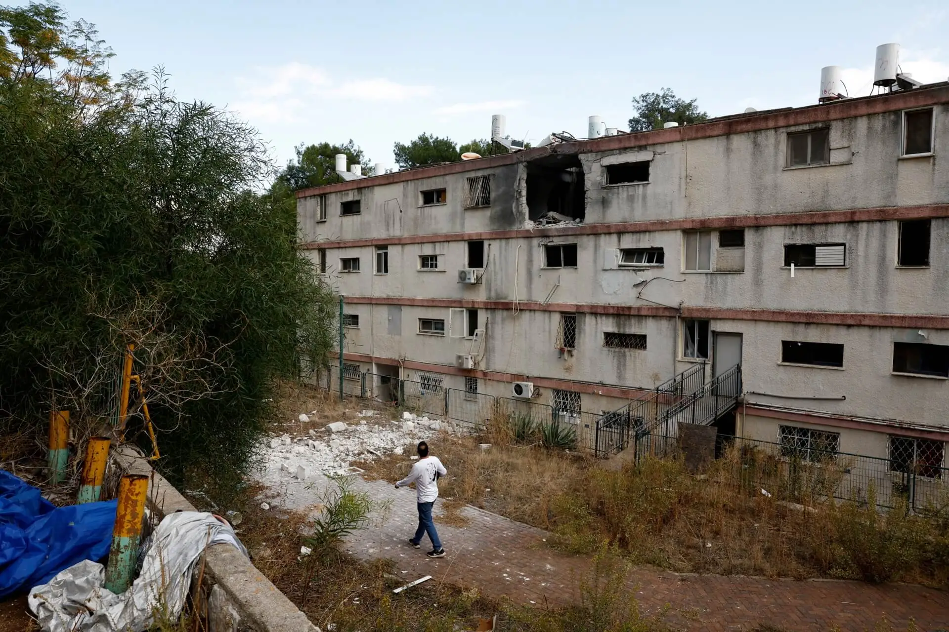 פגיעת רקטה בבניין מגורים בקריית שמונה, נובמבר 2024. צילום: רויטרס