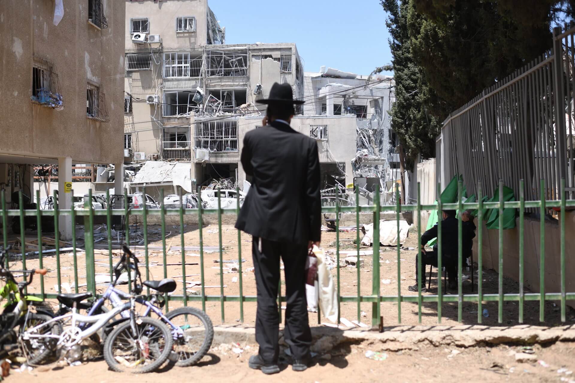 אדם מביט אל זירת נפילה בבני ברק, יוני 2025. צילום: רויטרס