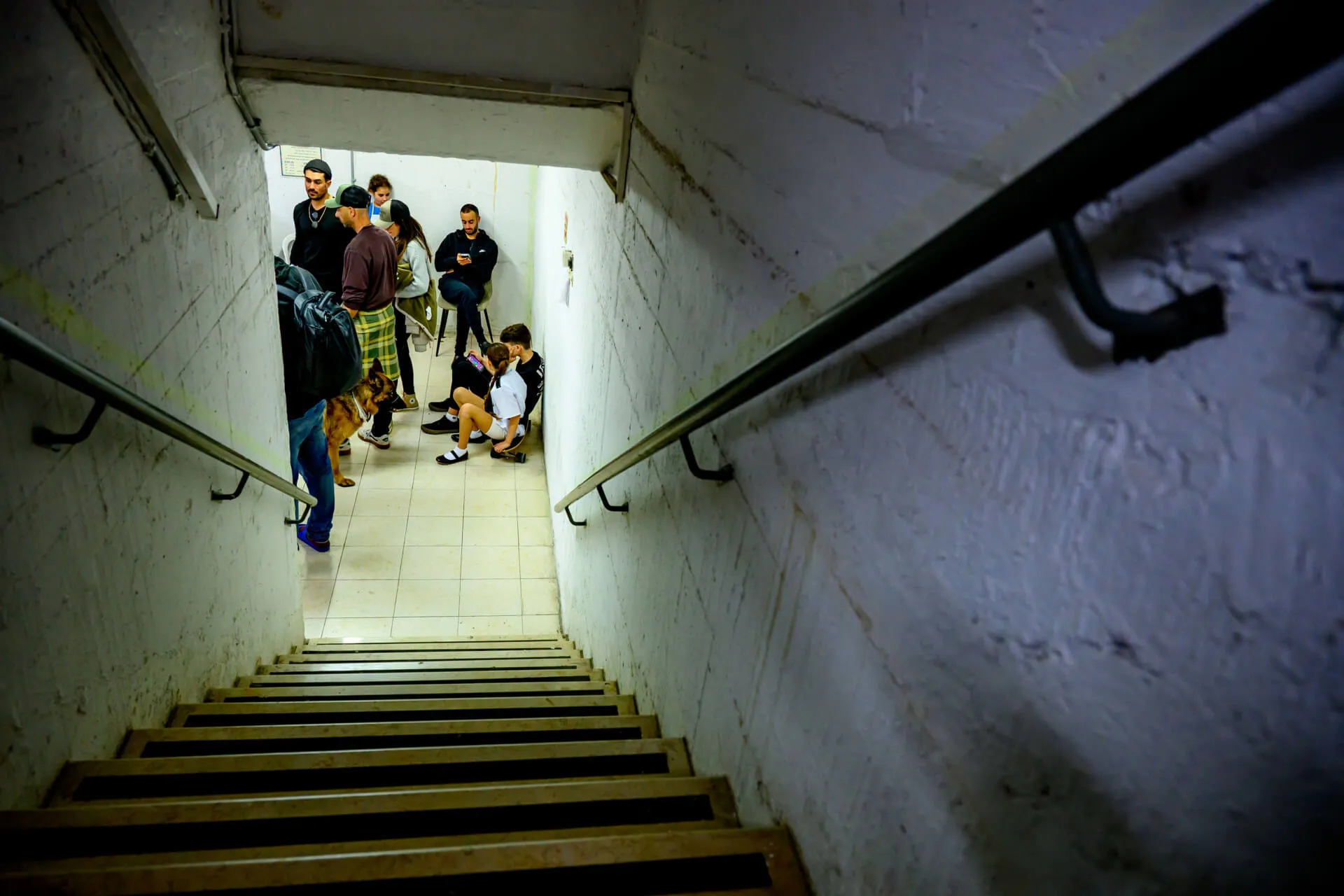 תושבים במקלט בתל אביב. צילום: רויטרס