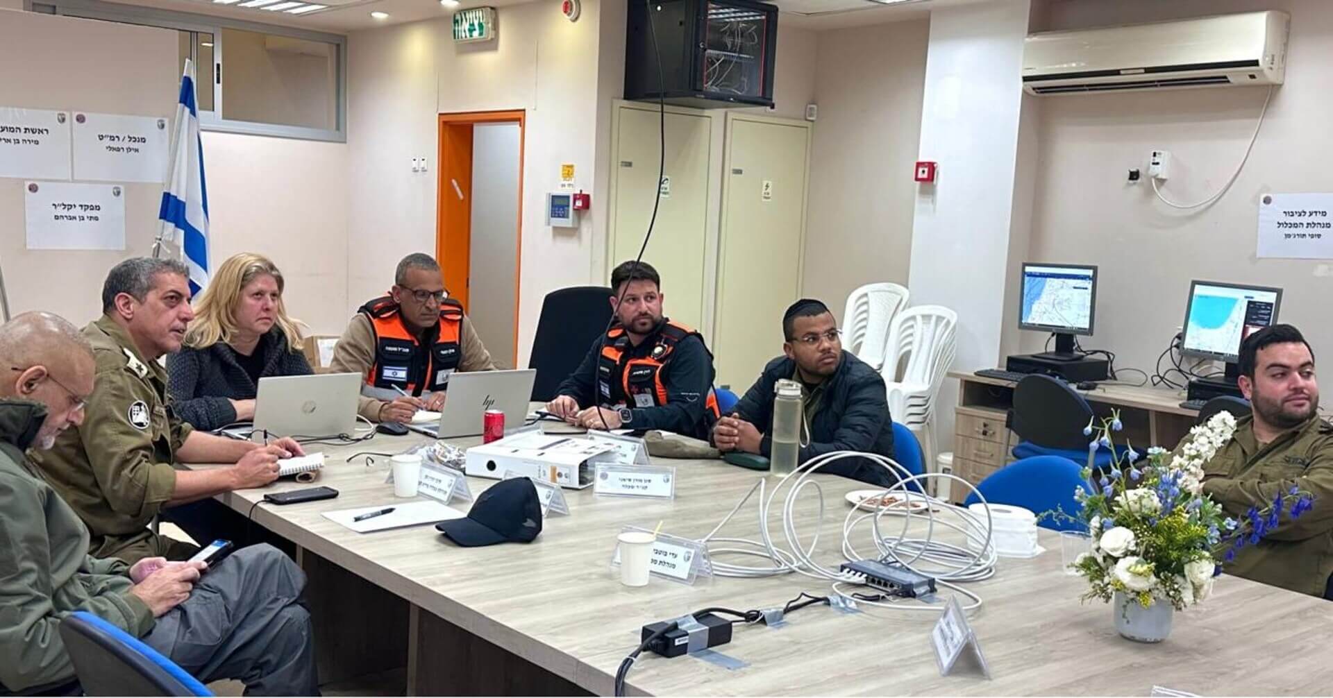 ראשת המועצה גן רווה מירה בן ארי בחדר המצב. צילום מתוך דף הפייסבוק של המועצה. שימוש לפי סעיף 27א לחוק זכויות יוצרים