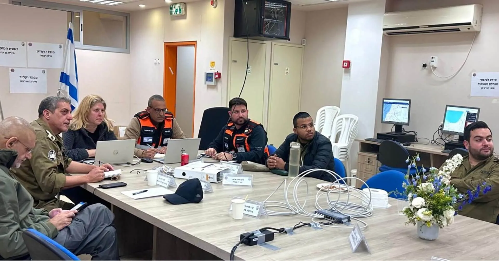 ראשת המועצה גן רווה מירה בן ארי בחדר המצב. צילום מתוך דף הפייסבוק של המועצה. שימוש לפי סעיף 27א לחוק זכויות יוצרים