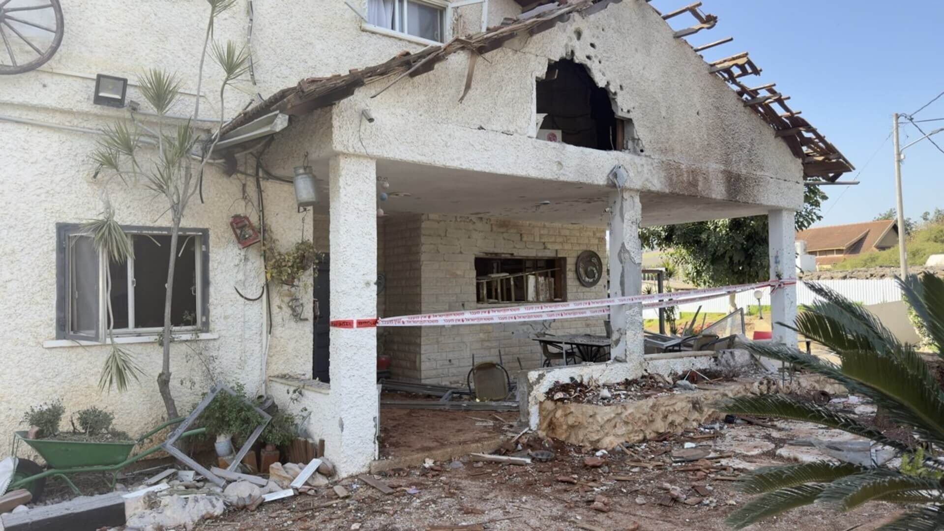 בית שנפגע בצפון בשבוע שעבר. צילום: רויטרס