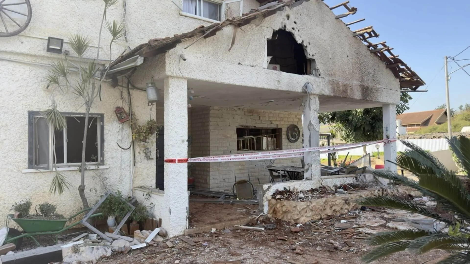 בית שנפגע בצפון בשבוע שעבר. צילום: רויטרס
