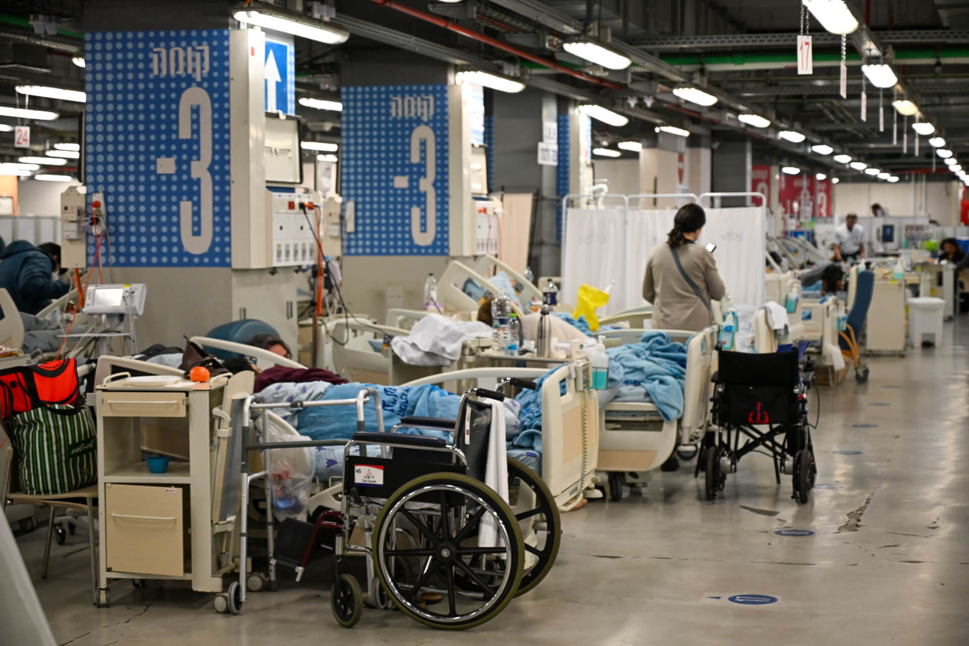 מיטות אשפוז בחניון איכילוב, המצולמים אינם קשורים לכתבה. צילום: רויטרס