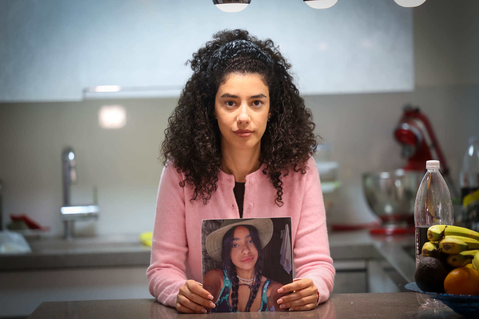 אורטל בן עמי עם תמונת אחותה שני ז"ל שנרצחה בנובה. צילום: שלומי יוסף