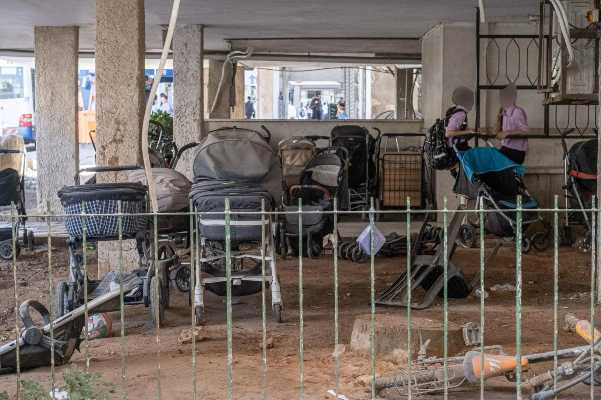עגלות מתחת לבניין בבני ברק. המקום אינו קשור לכתבה. צילום ארכיון: ביאה בר קלוש