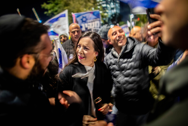 ח"כ טלי גוטליב עם תומכי הממשלה, מרץ 2023. צילום: רויטרס