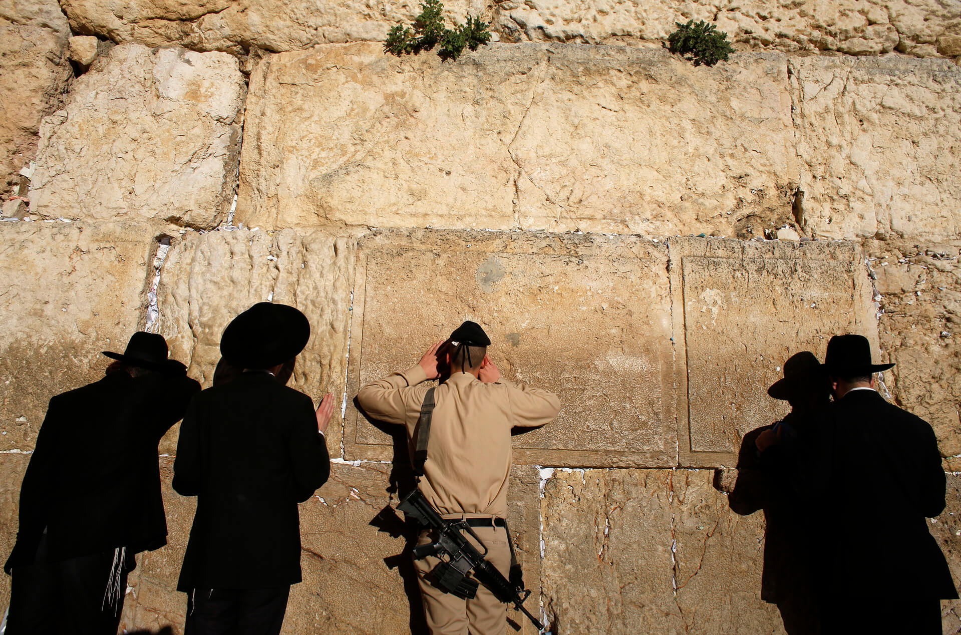 מתפללים בכותל. צילום: רויטרס