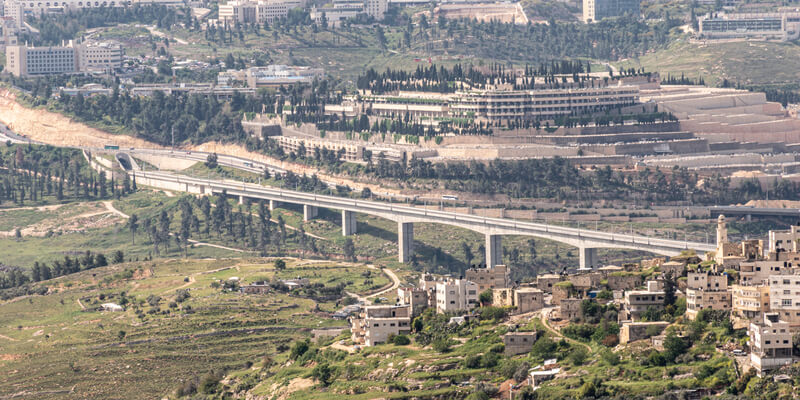 הכניסה לירושלים - פינוי הבתים נדרש לצורך הרחבת כביש 1. צילום: שאטרסטוק