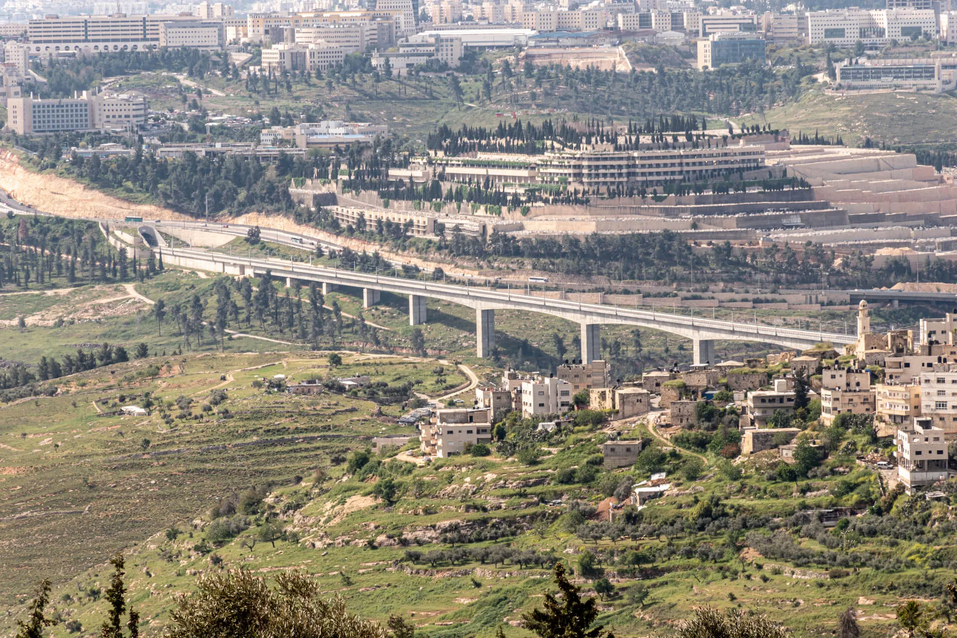 הכניסה לירושלים - פינוי הבתים נדרש לצורך הרחבת כביש 1. צילום: שאטרסטוק