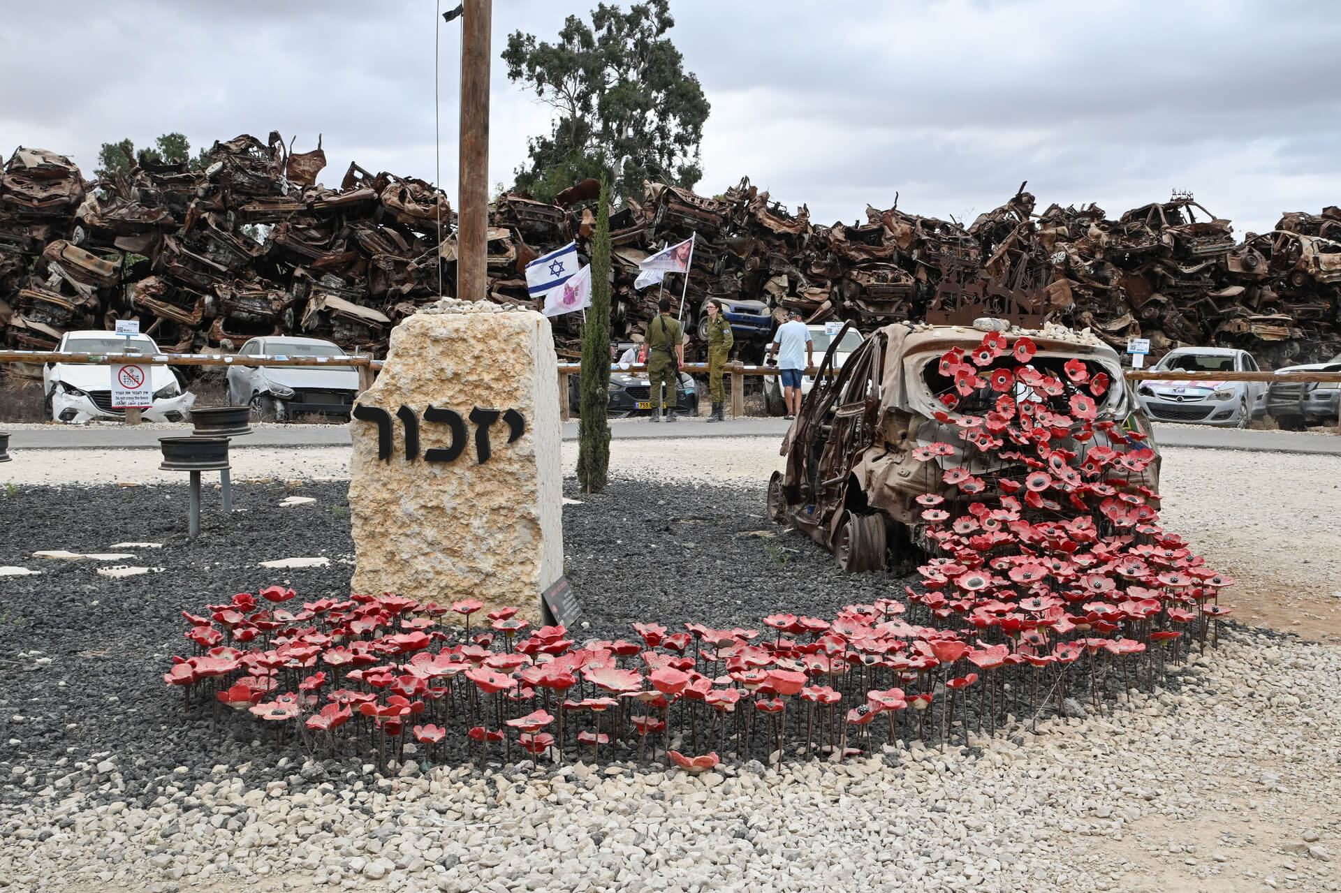 קיר המכוניות השרופות במתחם הנצחה לטבח בפסטיבל הנובה בשבעה באוקטובר. צילום: רויטרס