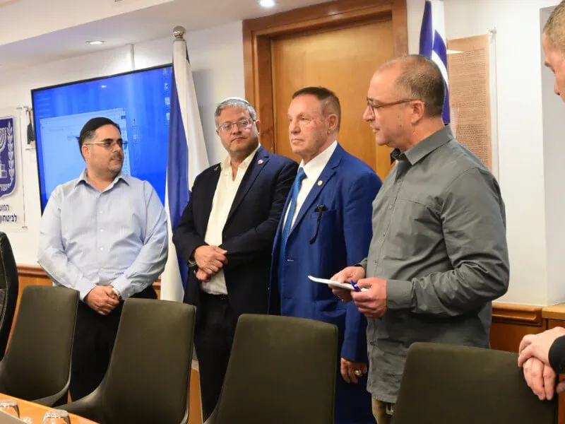  צוריאל רביב (משמאל) לצד בן גביר בטקס בפברואר האחרון. צילום מתוך הודעת המשרד לביטחון לאומי