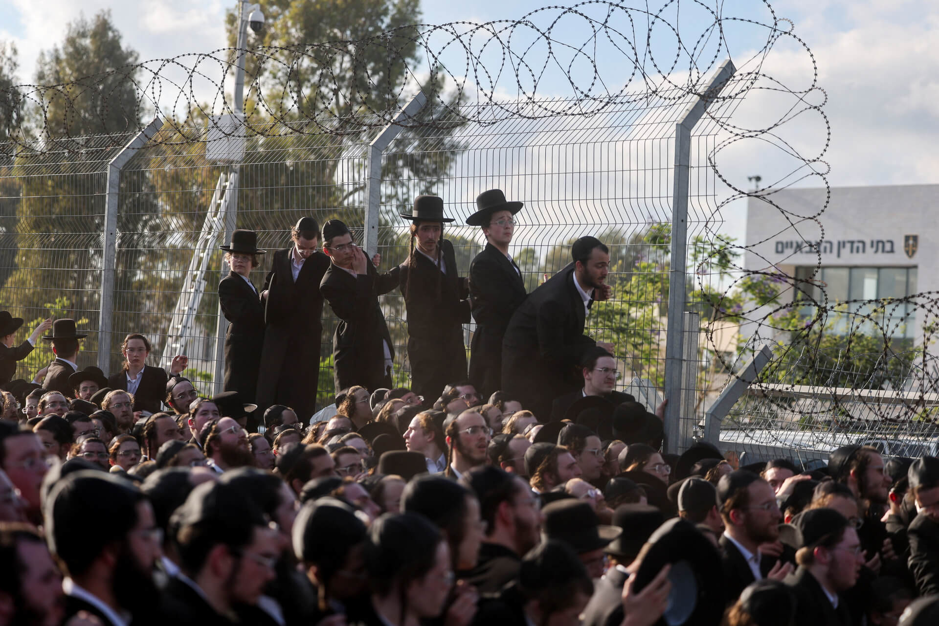 הפגנת חרדים על גדרות בתי הדין הצבאיים במחנה בית ליד לפני כשבועיים. צילום: רויטרס