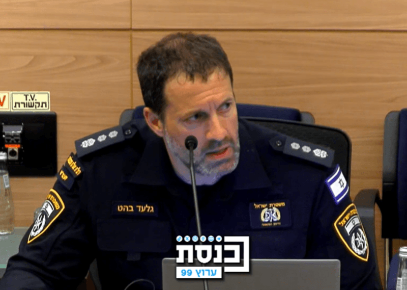 גלעד בהט, כיום נצ"מ. צילום מסך מתוך ערוץ הכנסת