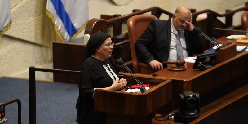 אורית סטרוק על דוכן הכנסת, מנסור עבאס תופס את הראש. צילום: דני שם טוב, דוברות הכנסת