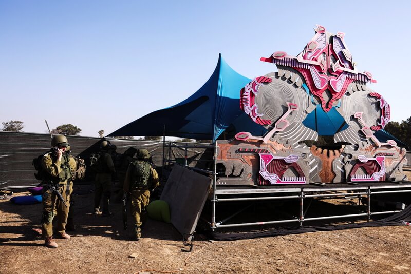 חיילים במתחם הנובה אחרי הטבח. צילום: רויטרס