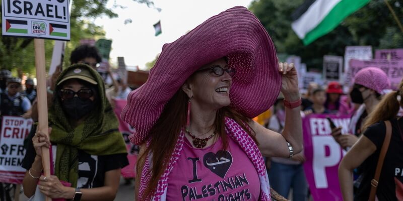 ג'ודי אוונס, ממייסדות "קוד-פינק" בהפגנה נגד ישראל בשיקגו ב-2024. צילום: רויטרס