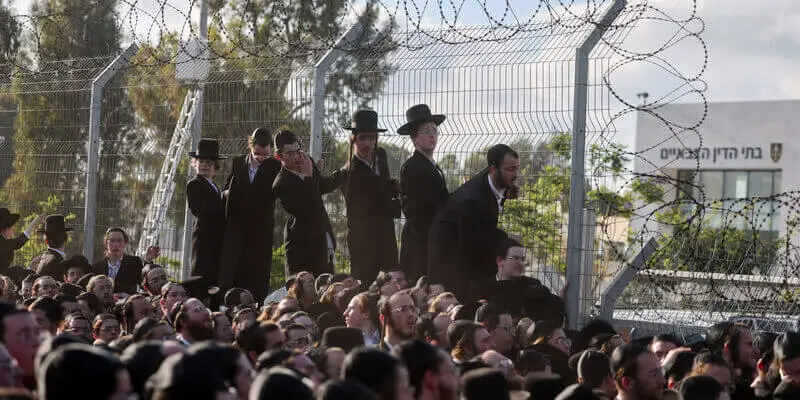 הפגנת חרדים על גדרות בתי הדין הצבאיים במחנה בית ליד לפני כשבועיים. צילום: רויטרס