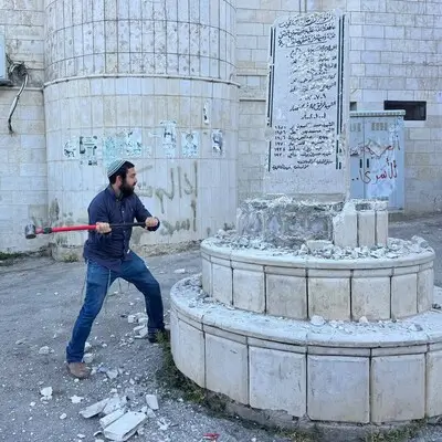 ח"כ סוכות מנתץ אנדרטה בכפר מאדמא בחודש שעבר. צילום מתוך חשבון ה-X שלו