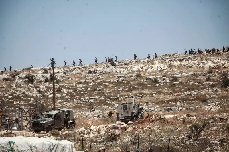 מתנחלים וכוחות צה"ל בסמוך לכפר הפסלטיני ברוקין לפני כשנה. צילום: רויטרס