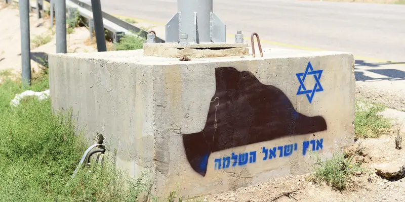 גרפיטי בשולי כביש בבקעת הירדן. צילום: איל יצהר