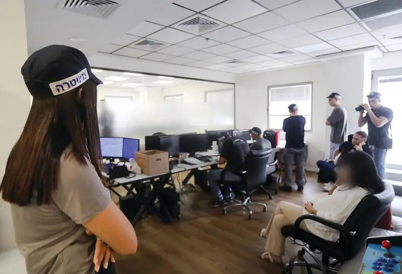 הפשיטה המשטרתית על משרדי איירסופט ברמת גן, ספטמבר 2023. צילום: נמרוד גליקמן, ynet