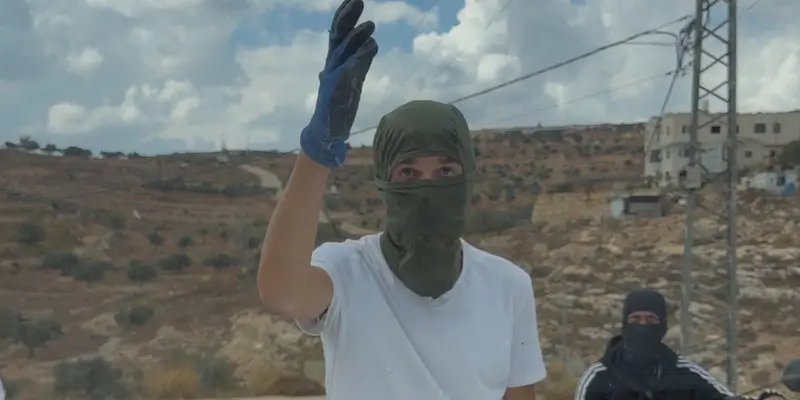 רעולי פנים מהגבעות מאיימים על דיפלומטים מאירופה בסוף השבוע בשטחים. צילום: רויטרס