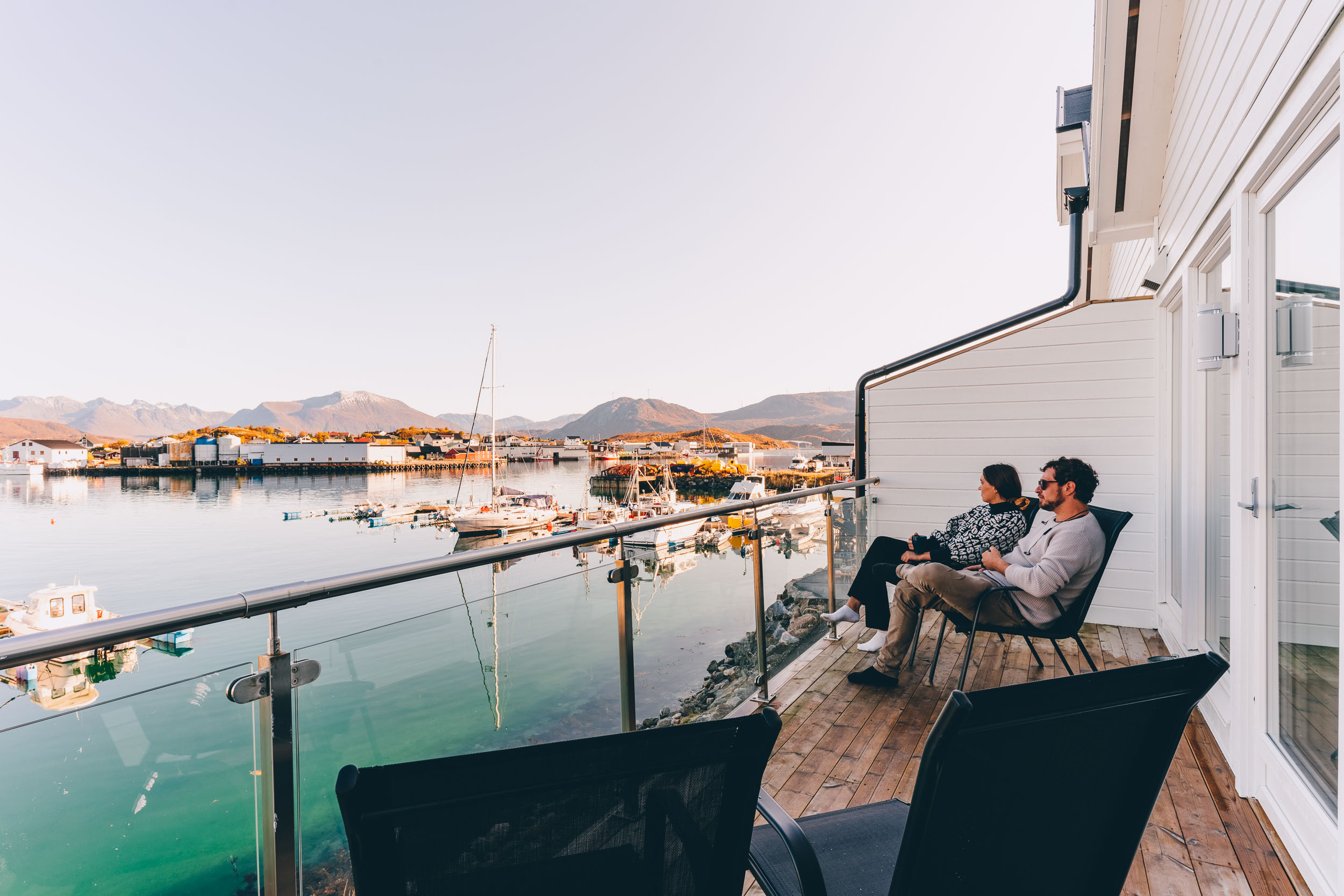 Kjærestepar nyter kveldssola på Sommarøy