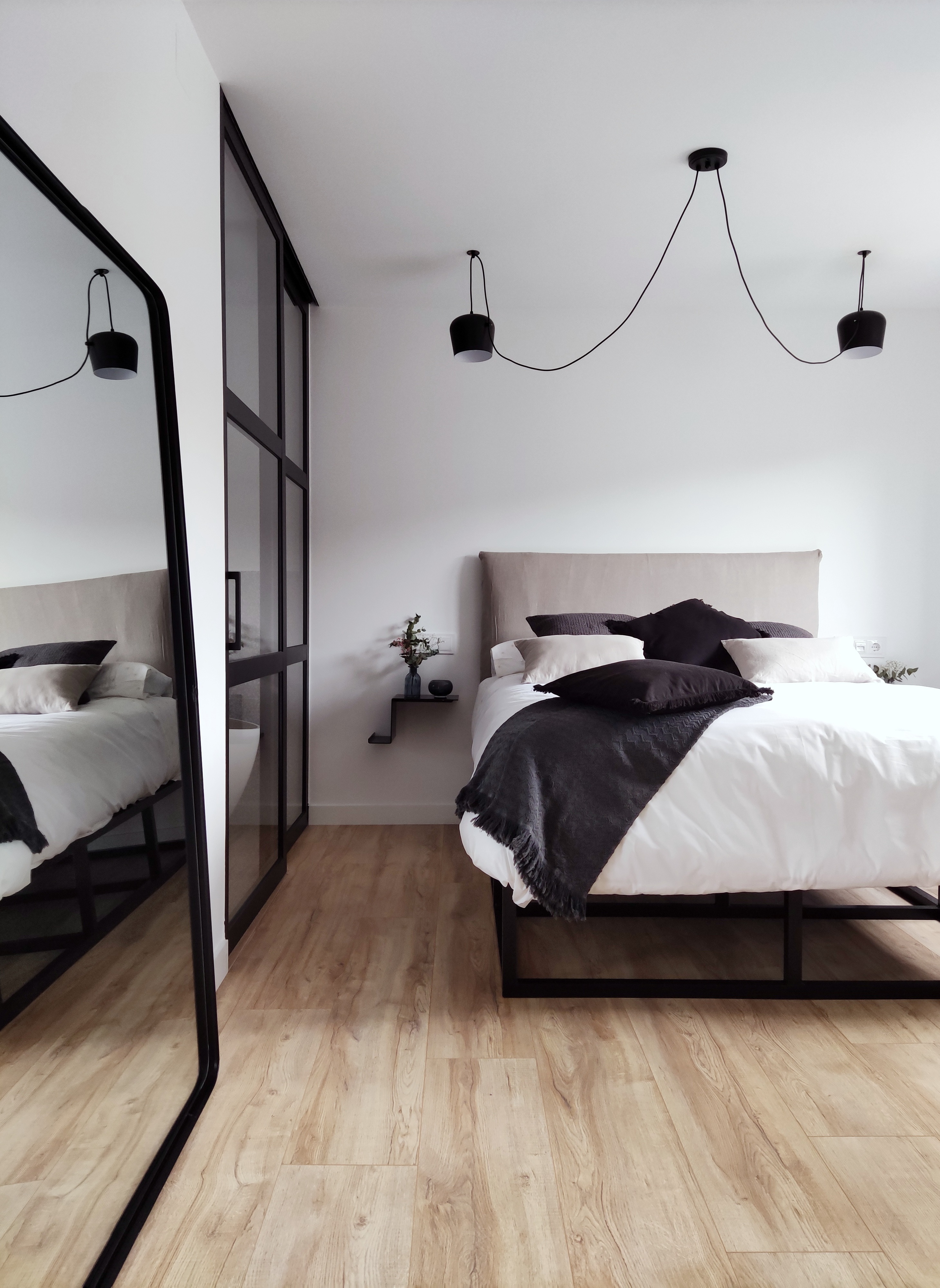 Dormitorio principal realizado a medida. Estructura de cama y mesillas metálicas diseñadas y hechas a medida en color negro mate.