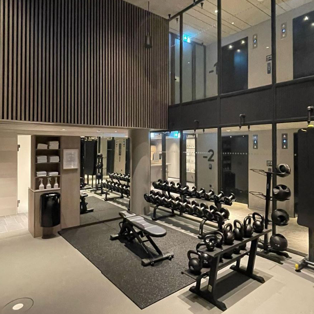 Vistas del gimnasio y las taquillas diseñadas a medida.