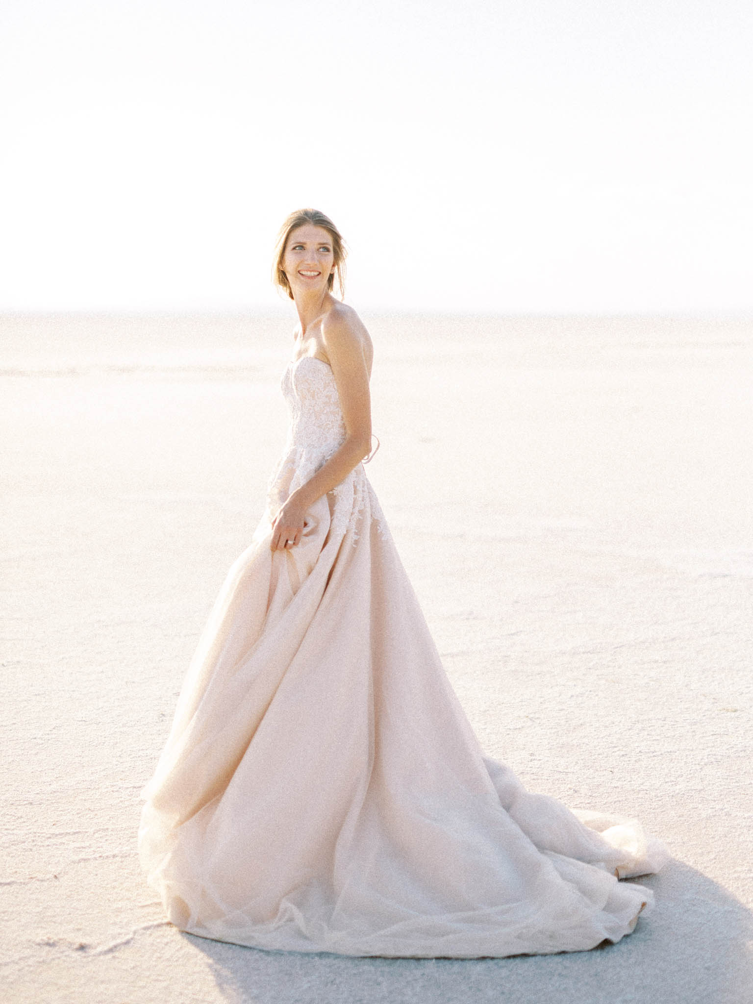 Post-wedding photo session at Tuz Gölü salt lake in Turkey - image 4