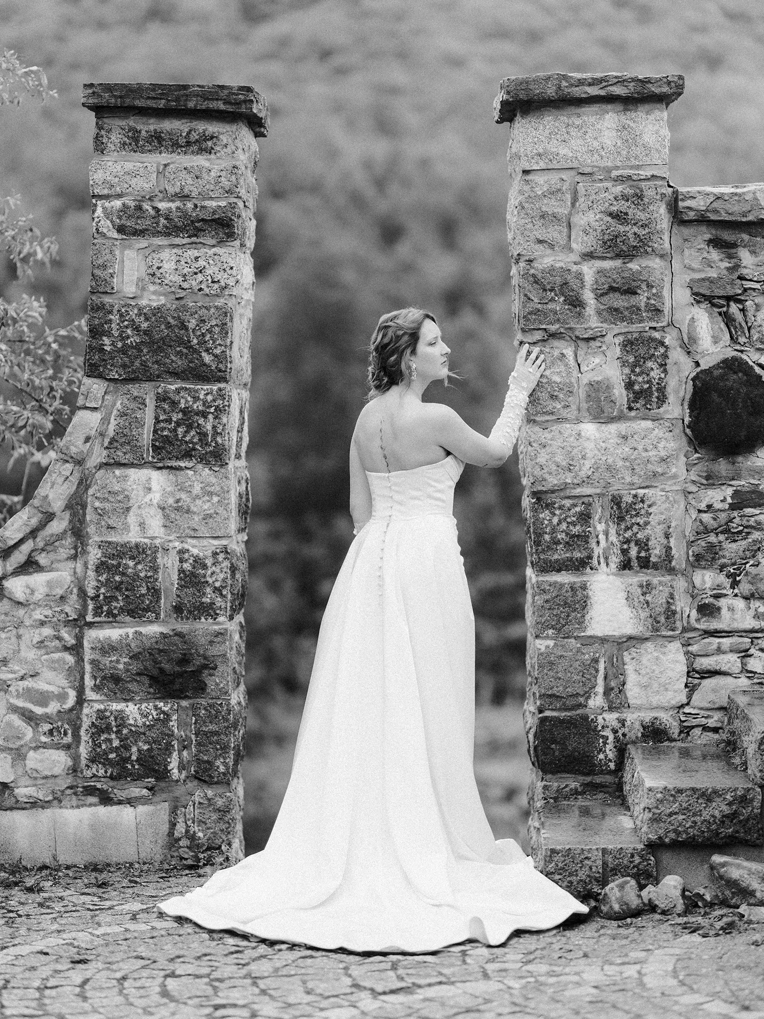 Maroon and black wedding editorial at Château Ste-Agnès in the Eastern Townships, Quebec - image 23