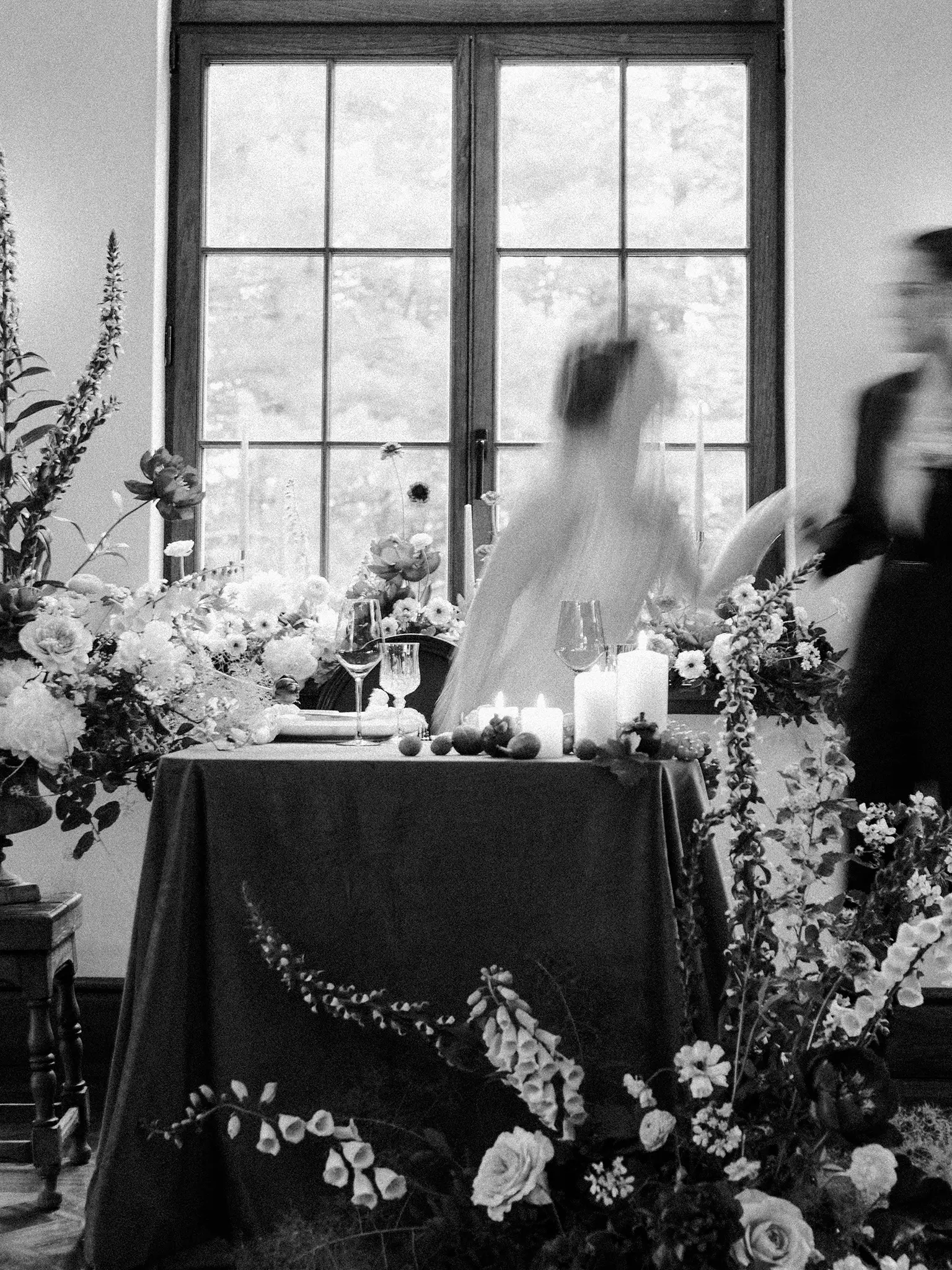 Maroon and black wedding editorial at Château Ste-Agnès in the Eastern Townships, Quebec - image 33