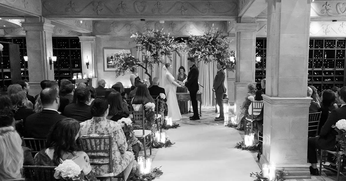 Un elopement intime au Château Frontenac, premier regard émouvant et portraits de mariage dans le Vieux-Québec