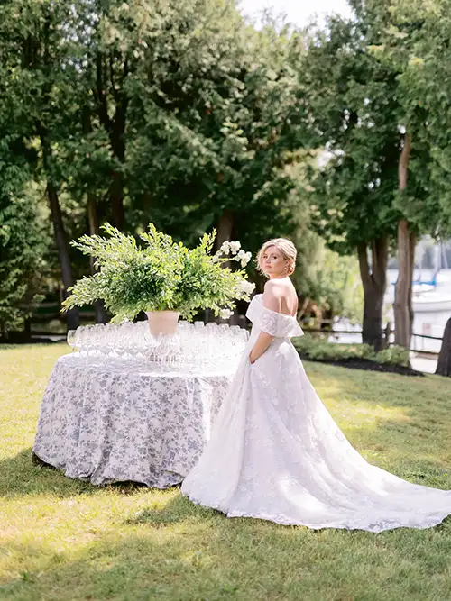 Éditorial nuptial à l'Auberge McGowan, un lieu de mariage dans les Cantons-de-l'Est. Décor élégant, fleurs et inspiration pour votre journée de rêve au bord du lac !