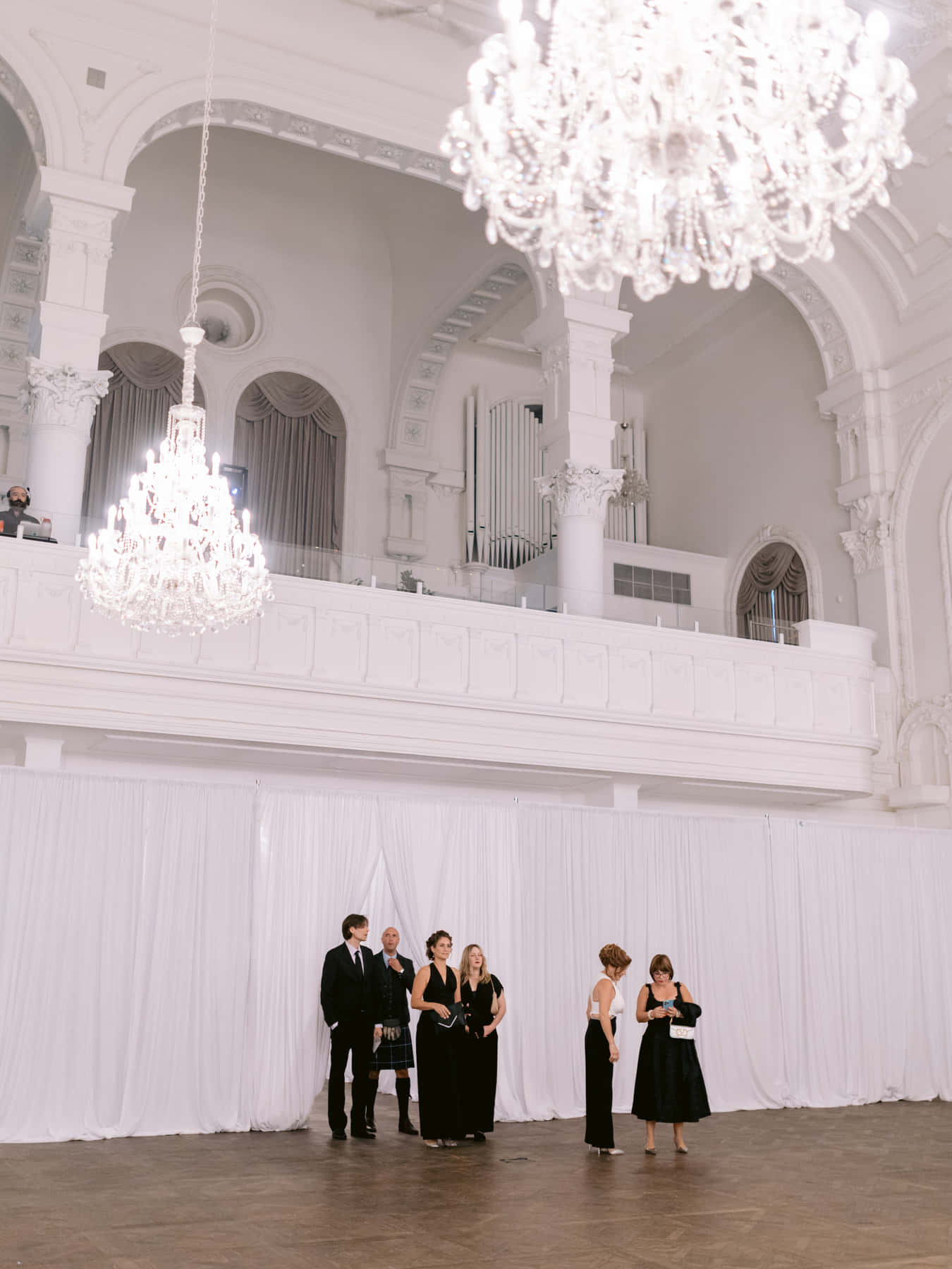 Mezzanine and crystal chandeliers of the Grand Salon, with organ pipes behind the balcony