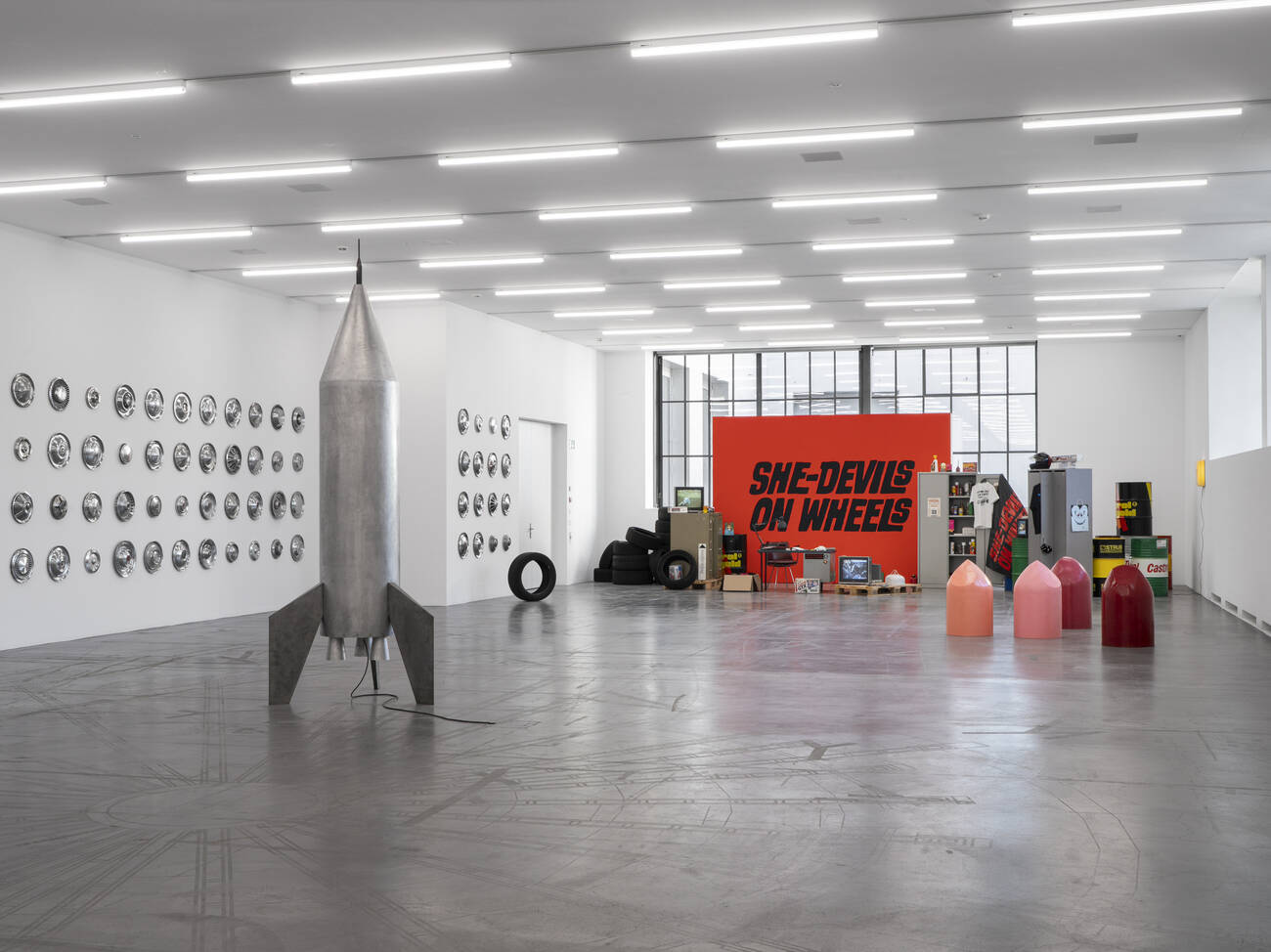 Sammlung &: Sylvie Fleury Shamiran Istifan: She-Devils on Wheels Angels on Heels