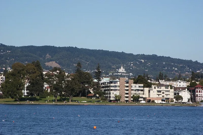 Picture of the Oakland hills across Lake Merritt.