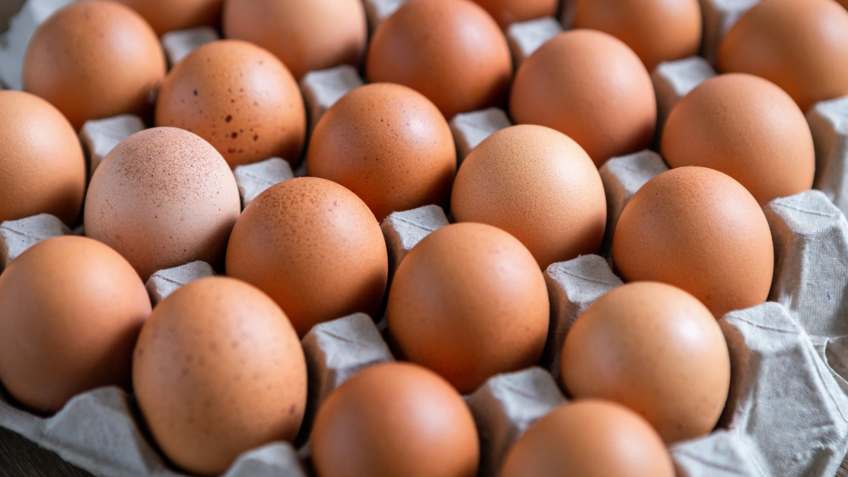 Carton of fresh eggs, representing updated research showing eggs can be part of a heart-healthy diet despite past cholesterol concerns.