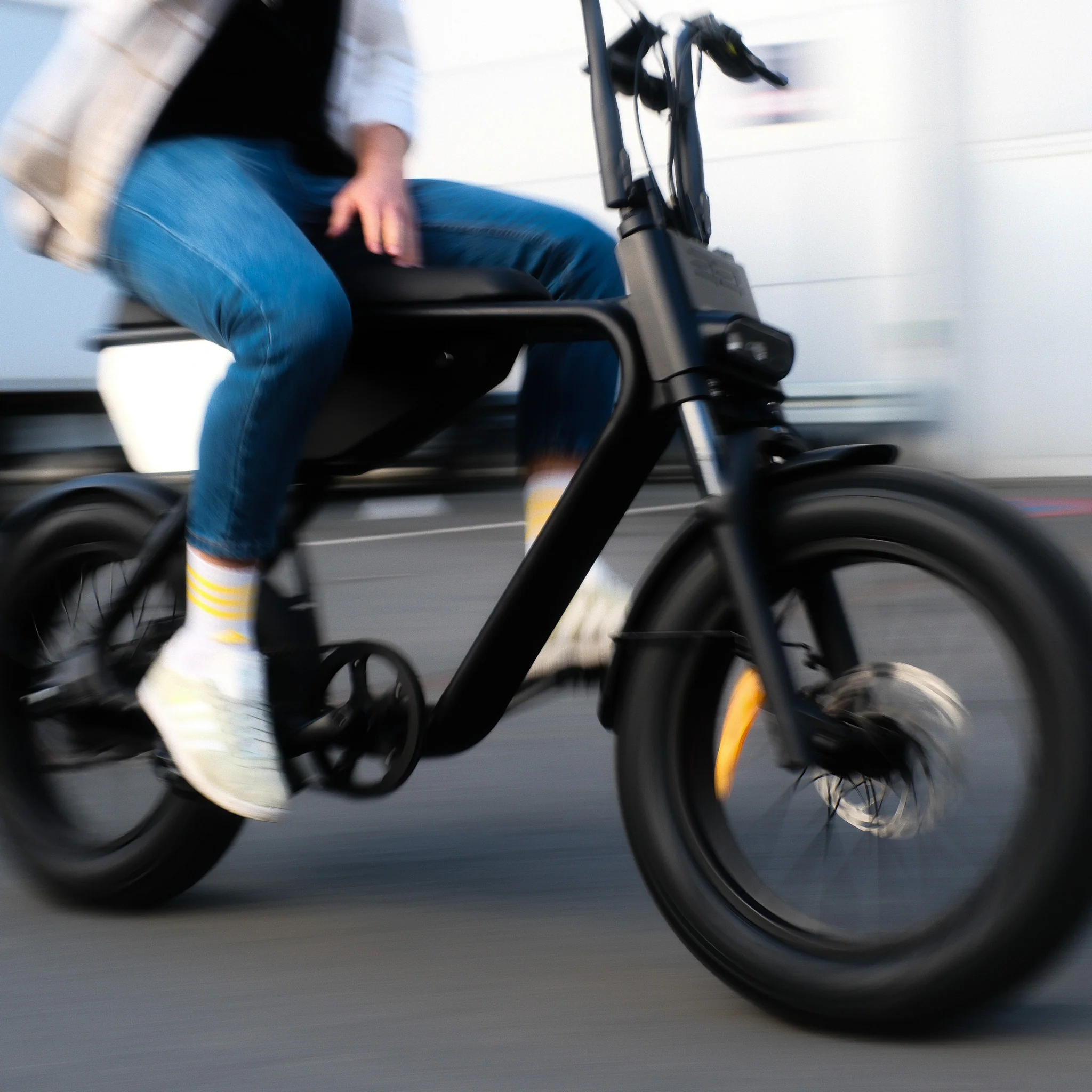 Coopop Rugged GS auf freier Strecke