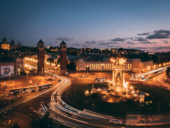 Vue panoramique de Barcelone avec ses toits et architecture caractéristique sous un ciel dégagé