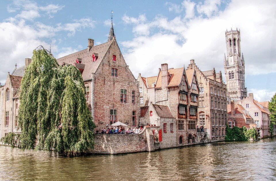 Canal pittoresque de Bruges en Belgique avec ses maisons médiévales colorées et ses reflets dans l'eau, emblématique du charme de la ville