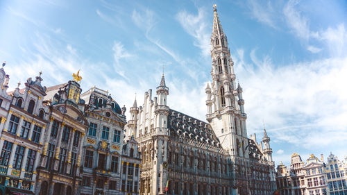 Vue du centre historique de Bruxelles avec ses façades colorées et son architecture médiévale caractéristique de la Belgique