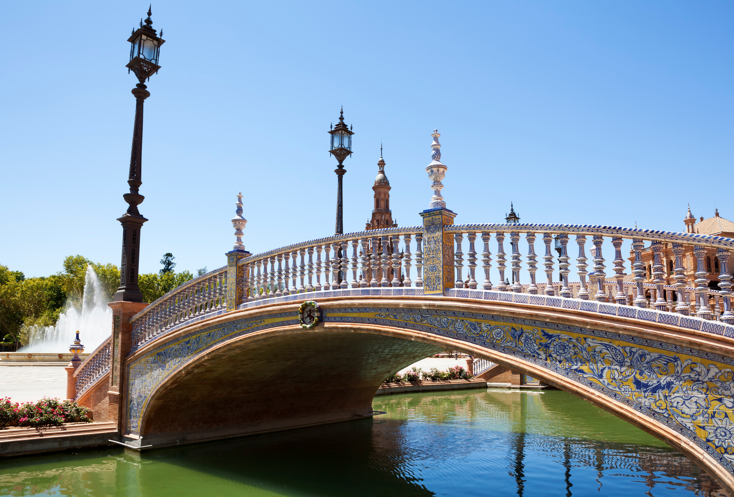 Séville en Espagne avec ses monuments historiques et son architecture andalouse typique sous une lumière dorée