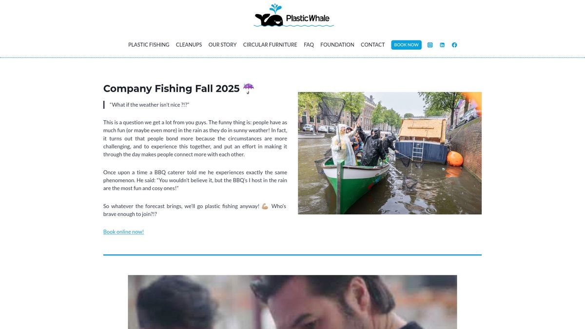 Site web de Plastic Whale montrant des gens sur un bateau en train de pêcher du plastique Site web de Plastic Whale montrant des gens sur un bateau en train de pêcher du plastique