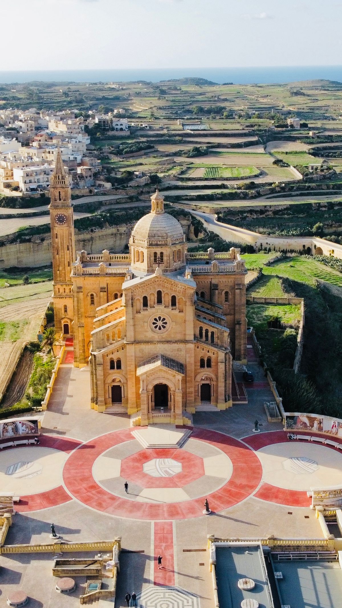 Façades colorées traditionnelles maltaises dans une rue pittoresque de Malte